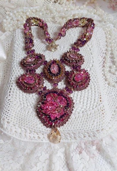 Majestic Crystal Haute-Couture Necklace met cabochons, Swarovski Crystal bicones, glazen kralen en rocailles van hoge kwaliteit.