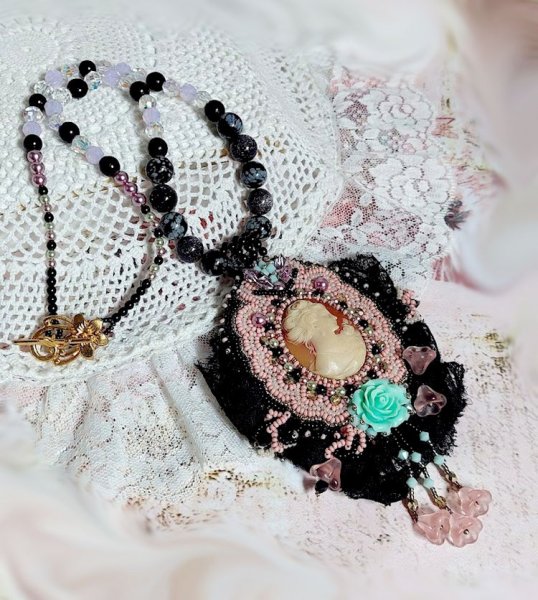 Hanger ketting Marquise geborduurd met parels, een zeer mooie kant, een weelderig juweel 