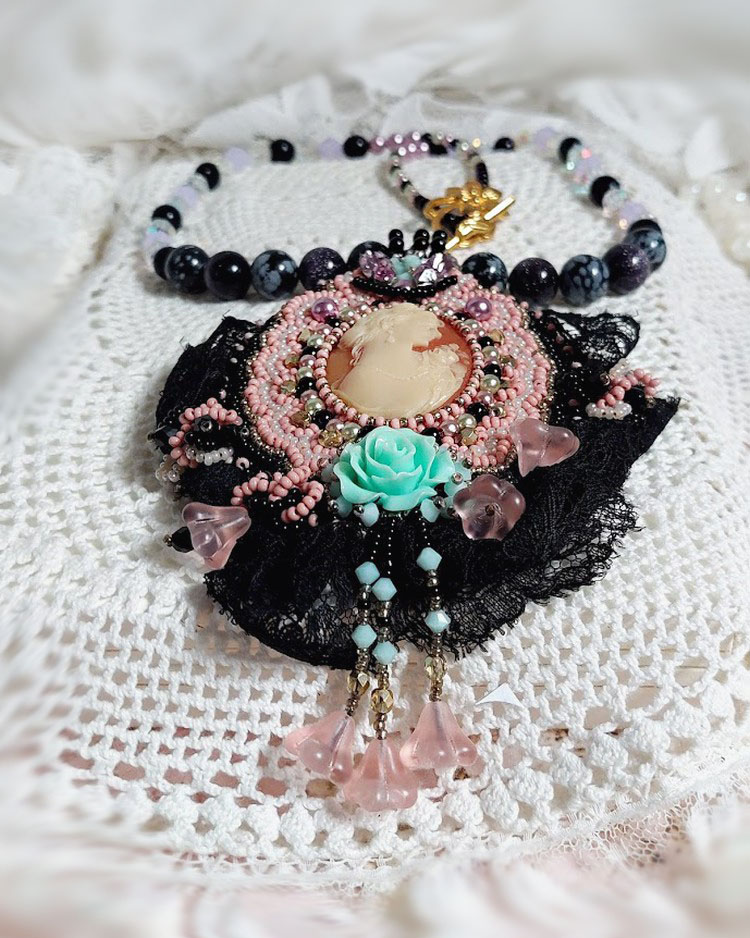 Hanger ketting Marquise geborduurd met parels, een zeer mooie kant, een weelderig juweel 