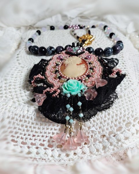 Hanger ketting Marquise geborduurd met parels, een zeer mooie kant, een weelderig juweel 