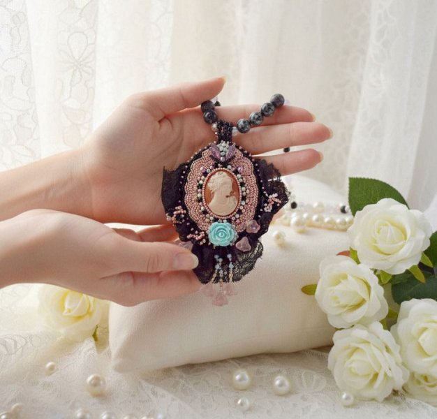 Hanger ketting Marquise geborduurd met parels, een zeer mooie kant, een weelderig juweel 