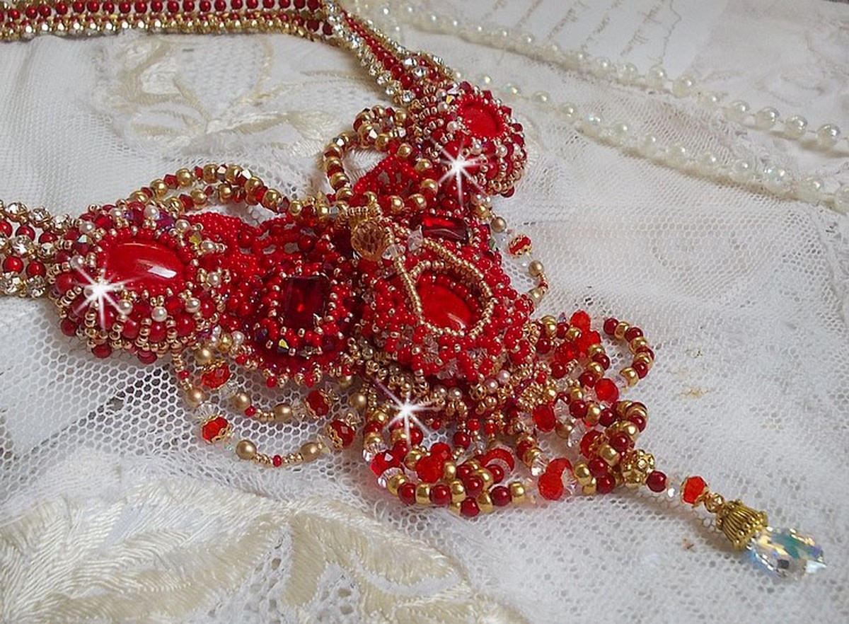Robijnen halsketting geborduurd met rode agaat en halfedelstenen koraalkralen in Haute-Couture stijl