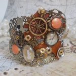 Armband L'élégante du Temps gemaakt met radertjes, stempels, schroeven, bouten, horlogemechanismen en andere materialen.