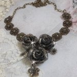 Steampunk Queen ketting gemaakt met zwarte en bruine porseleinen rozen, kristallen cabochons en bronzen accessoires.