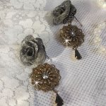 BO Steampunk Queen gemaakt met zwarte porseleinen rozen, Swarovski kristallen cabochons, glazen druppels en messing accessoires.