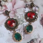Rode en groene Cameo BO's gemonteerd met rode glazen cabochons, ovale Zirkonium hangers, Bronzen bloemvormige BO's en kwaliteitsaccessoires.