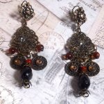 BO Milady Broc' gemaakt met stempels, druppels, messing bedels, strass, PureCrystal cabochons en glazen kralen.