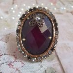 Chique Bourgondische ring gemaakt met PureCrystal kristallen, een bloemvormige stempel en een glazen cabochon.