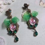 BO Coeur d'Anges gemaakt met vergrotende cabochons, organza lint, diverse accessoires en kristallen