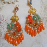 BO Roseraie Oranje Rozen gemaakt met Swarovski kristallen strass en cabochons, bloemen, oranje dolken, glazen cabochons en kwaliteitsaccessoires.