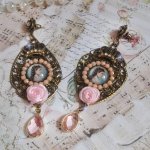 BO Sissi Empress gemaakt met glazen vergrotende cabochons die Sissi Empress voorstellen, kristallen, glazen kralen, kleine bloemen en diverse accessoires in bronskleur.