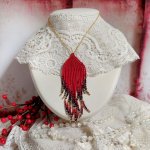 Rode Swirls Hanger gemaakt met kwaliteitszaadjes en een vergulde ketting.