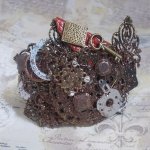 Navigating Shadow armband gemaakt met Cognac kleurig leer, stoffen bloem, Brons, Koper, Zwart accessoires met bedels
