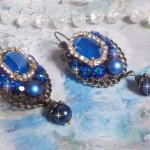 BO Leila gemaakt met Royal Blue Swarovski Crystal cabochons, ronde parel kralen, strass ketting, kristallen bloemen en diverse accessoires. 
