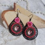 BO Look Coco gemaakt met vergrootglas cabochons die een vrouw met haar papegaai voorstellen, zwarte filigraan hangers, glas en hars kralen.