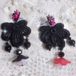 BO Cocktail Sangria gemaakt met zeer oud zwart kant, kristallen, matte bloemen, hars cabochons en zwarte accessoires.