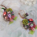 BO Fantasia of Flowers gemaakt met kristallen, ronde parels, kralen, resin bells, glas en Organza Anise lint