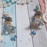 BO Sensations Gold and Blue gemaakt met handgeschilderde trompetbloemen, kristallen, glazen bloemen en vergulde accessoires.