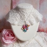 Lente Chic Kroonhanger gemaakt met verschillende bloemen, parels, Murano, kristallen, Amethist en andere met een zilveren ketting.