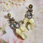 BO Princess look gemaakt met lady princess cabochons, kristallen, glazen kralen, bronzen accessoires en gele satijnen strikken.
