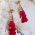 BO Stone gemaakt met roze, fuchsia en rode drievoudige pompons, Kwarts Aardbei, vergulde accessoires en diverse