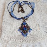 Collier Fleurs Bleues avec estampe, fleurs en résine, rubans, queue de rat, cabochons zirconium et perles cristal Swarovski