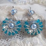 BO Ode Blue and Silver gemaakt met parelmoerachtige ronde kralen, afgeplatte facetten en zilveren rocailles.