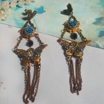 Iriserende vlinders gemaakt met zirkonium, Swarovski kristallen, hars cabochons, diverse accessoires en Boheemse glaskralen.