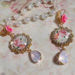 BO Bouquet Valentine gemaakt met rozenboeket glazen cabochons, hars cabochons en Swarovski kristallen. 