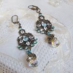 BO Lady in Blue gemonteerd met Swarovski kristallen en Zirconium met bronzen accessoires