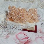 Idylle Beauty armband geborduurd met Swarovski kristallen, facetten, ronde kralen, rocailles met een vergulde sluiting en ketting.