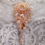 Idylle Beauty broche geborduurd met Swarovski kristallen, ronde parels en rocailles