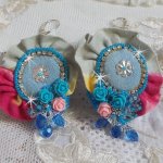 BO Far West geborduurd met denim stof, resin rozen, Swarovski kristallen, diverse kralen, rocailles en 925/1000 zilveren dwarsliggers en andere kralen.