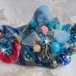 Far West haarspeld geborduurd met halfedelstenen (Sodaliet en Gele Jade), Jean stof met bloemen, Swarovski kristallen en rocailles.