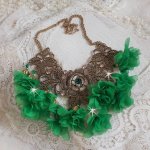 Belle Emeraude ketting met stoffen bloemen, Swarovski kristallen en rocailles