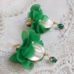 BO Belle Emeraude gemaakt met prachtige gebogen parels en bloemen in groene stof en bielzen