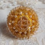 Boterbloem ring geborduurd met Swarovski kristal en geel DMC katoen