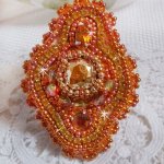 Rumba ring geborduurd met een prachtig oranje Swarovski kristal, facetten en Miyuki rocailles.