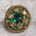 Groene Iris ring geborduurd met een Spiegel cabochon met Swarovski kristallen chatons