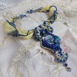 Haute-Couture Blue Palace hanger ketting met gekleurde rocailles en Swarovski kristallen