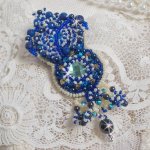 Blue Palace Haute-Couture broche geborduurd met Swarovski kristallen, ronde parels, bohemian glasfacetten en rocailles.