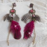 Navajo Fuchsia en Bruin BO met glazen kralen, Swarovski kristallen en veren
