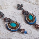BO Ilycia Charmant geborduurd met twee turkooisgroene facetgeslepen cabochons en Swarovski-kristallen