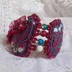 Betoverende herfst armband geborduurd met Swarovski kristallen, ronde parelmoer hars kralen, kant en rocailles.