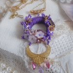 Laureline hanger ketting geborduurd met paars DMC katoen, Swarovski kristallen en matte bloemen.