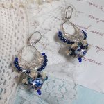 BO Lotusbloemen gemonteerd met Capri Blue/White Venetian Beads en Half Moon Candlestick Connectors