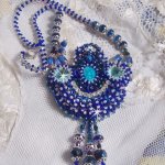 Paris Divine ketting geborduurd met Swarovski kristallen, Boheemse kristalkralen en rocailles. 