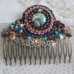 Bonjour Paris Haarkam geborduurd met een hars cabochon, edelstenen (Gold Stone of Sun Stone), ronde kralen en rocailles.
