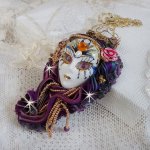La Passionnée de Venise hanger geborduurd met Shibori zijden lint, halfedelstenen Sugiliet kralen, kristallen en diverse kralen.
