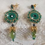 BO Charnelle geborduurd met ronde kralen en Swarovski cabochons, facetdruppels en rocailles.